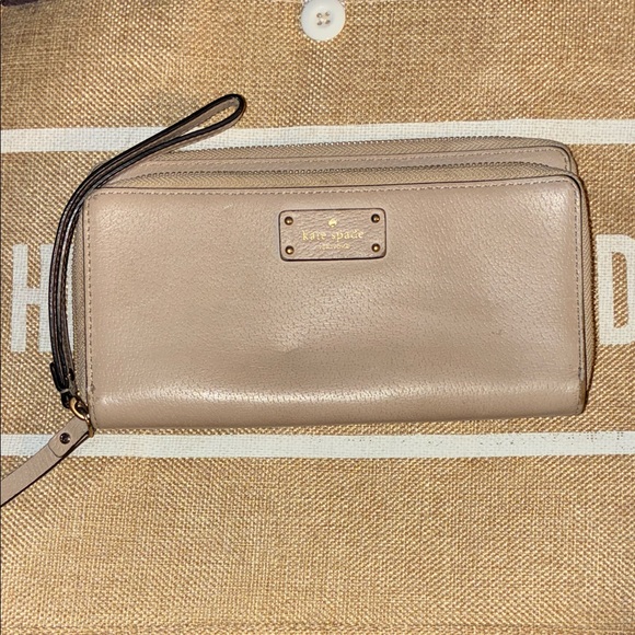 Kate Spade Beige Leather Wallet Wristlet Lots of Storage
